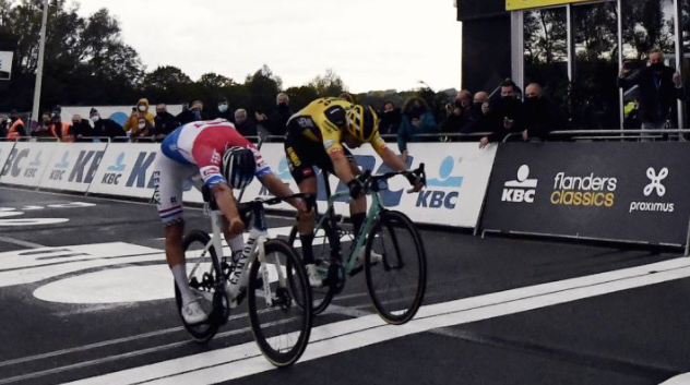 Van der Poel y Van Aert separan sus caminos tras Flandes.